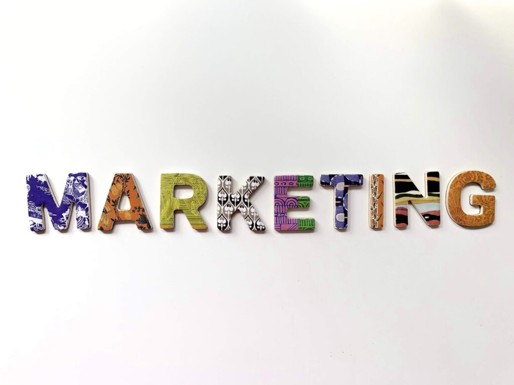 W trakcie studiów marketingu studenci uczą się zarządzania marką, analizy rynku i tworzenia strategii marketingowych.